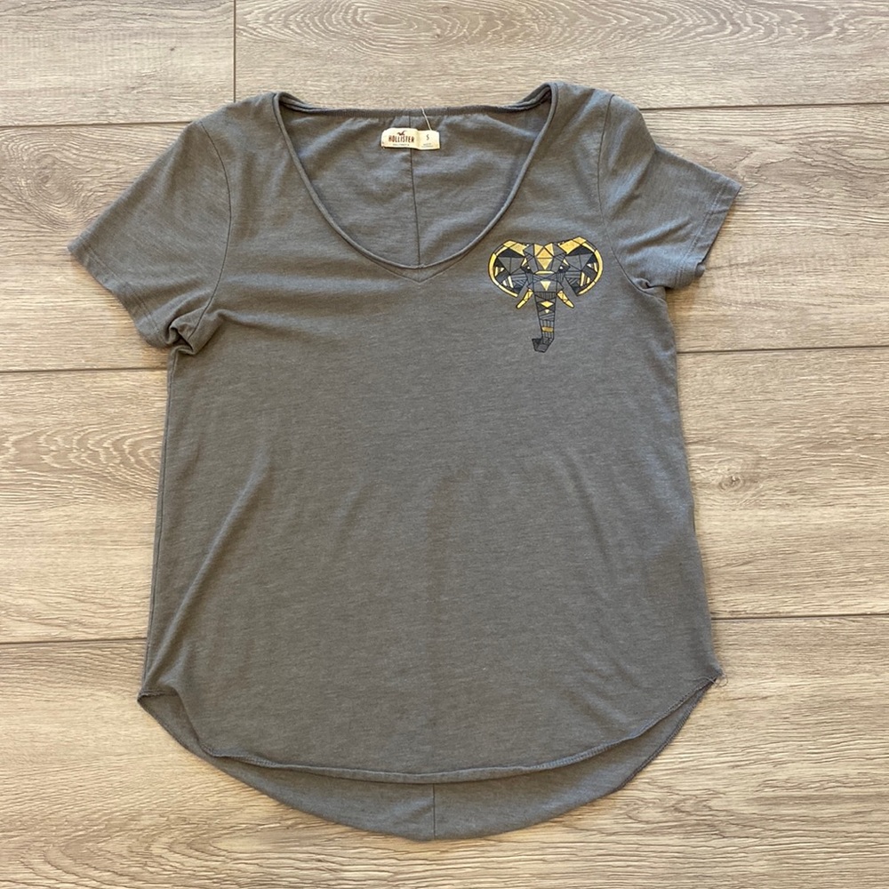 HOLLISTER SIZE SMALL TEE WITH ELEPHANT